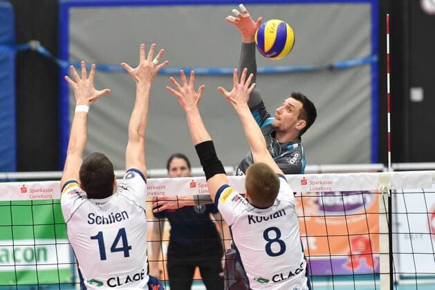 GER,VBL, Playoff-Viertelfinale, SVG Lueneburg vs SWD Powervolleys Dueren 22.03.2017, CU Arena, Hamburg, GER, VBL, Playoff-Viertelfinale SVG Lueneburg vs SWD Powervolleys Dueren, im Bild Michel Schlien (Lueneburg 14) und Adam Kocian (Lueneburg 08) versuchen sich gegen Romans Sauss (Dueren 07) durchzusetzen nordphoto xWitke