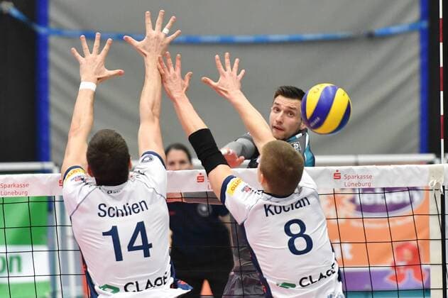 GER,VBL, Playoff-Viertelfinale, SVG Lueneburg vs SWD Powervolleys Dueren 22.03.2017, CU Arena, Hamburg, GER, VBL, Playoff-Viertelfinale SVG Lueneburg vs SWD Powervolleys Dueren, im Bild Michel Schlien (Lueneburg 14) und Adam Kocian (Lueneburg 08) versuchen sich gegen Romans Sauss (Dueren 07) durchzusetzen nordphoto xWitke