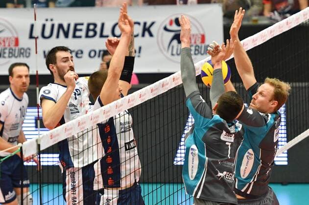 GER,VBL, Playoff-Viertelfinale, SVG Lueneburg vs SWD Powervolleys Dueren 22.03.2017, CU Arena, Hamburg, GER, VBL, Playoff-Viertelfinale SVG Lueneburg vs SWD Powervolleys Dueren, im Bild Michel Schlien (Lueneburg 14) und Adam Kocian (Lueneburg 08) versuchen sich gegen Romans Sauss (Dueren 07) und Jaromir Zachrich (Dueren 14) durchzusetzen nordphoto xWitke