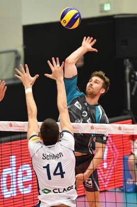 GER,VBL, Playoff-Viertelfinale, SVG Lueneburg vs SWD Powervolleys Dueren 22.03.2017, CU Arena, Hamburg, GER, VBL, Playoff-Viertelfinale SVG Lueneburg vs SWD Powervolleys Dueren, im Bild Michel Schlien (Lueneburg 14) versucht sich gegen Rudy Verhoeff (Dueren 02) durchzusetzen nordphoto xWitke