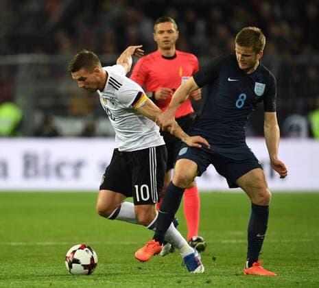 Fussball, Herren, Saison 2016 17, Länderspiel in Mönchengladbach, Deutschland - England, v. l. Lukas Podolski (Deutschland), Eric Dier (England), 22.03. 2017,