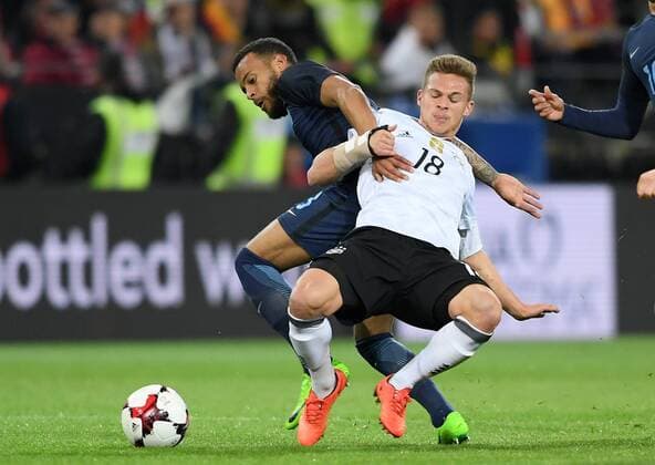 Fußball, Deutschland - England FUSSBALL INTERNATIONAL TESTSPIEL IN DORTMUND 22.03.2017 Deutschland - England Ryan Bertrand (England) gegen Joshua Kimmich (re, Deutschland) 