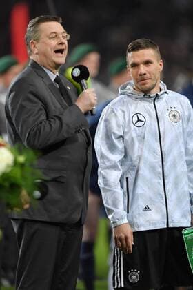 22.03.2017, Fussball Laenderspiel 2017, Deutschland - England, DFB Praesident Reinhard Grindel, li., mit Lukas Podolski (Deutschland)