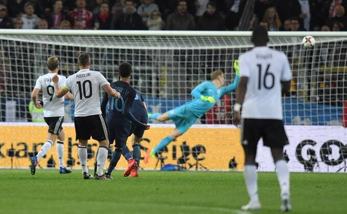 Fußball, Deutschland - England 22.03.2017, Fussball Laenderspiel 2017, Deutschland - England, Lukas Podolski (Deutschland), li., erzielt mit diesem Schuss das Tor zum 1:0