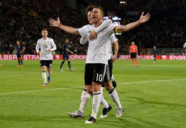 Fußball, Deutschland - England 22.03.2017, xfux, Fussball Freundschaftsspiel, Deutschland - England, emspor, v.l. Lukas Podolski (Deutsche Fussball Nationalmannschaft DFB) Torjubel, Goal celebration, celebrate the goal zum 1:0 Dortmund