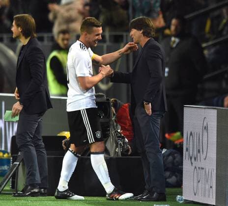 Fußball-Länderspiel: Deutschland - England 22.03.2017 in Dortmund. Bundestrainer Joachim Löw gratuliert Lukas Podolski bei dessen Auswechslung. HM
