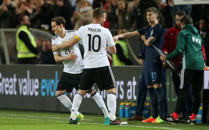 Fußball Länderspiel: Deutschland - England am 22.03.2017, International Friendly Länderspiel Germany - England, Signal Iduna Park Dortmund, Germany, xmdx, freundschaftsspiel, testspiel, germany, england, dfb, nationalmannschaft, die mannschaft, Lukas PODOLSKI (10, Deutschland, Germany) verabschiedet sich, wird ausgewechselt, applaus, abschied Deutschland - England