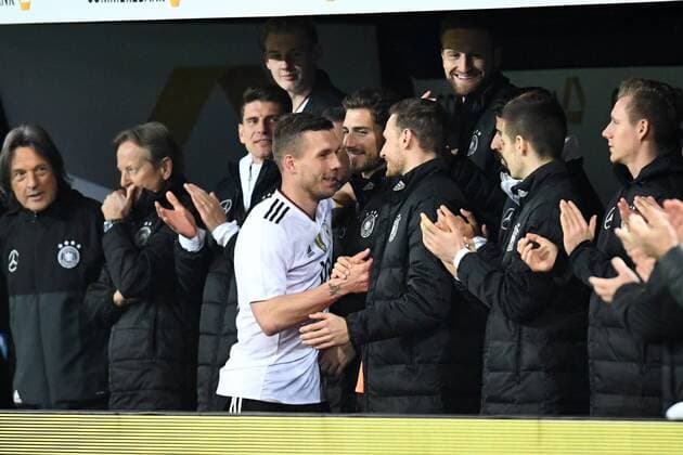 Fussball, Herren, Saison 2016 17, Länderspiel in Dortmund, Deutschland - England, Lukas Podolski (Nr. 10, Deutschland) klatscht nach seiner Auswechslung mit den Betreuern und Spielern auf der Bank ab, 22.03. 2017,