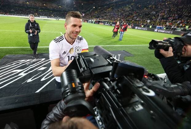 Fußball Länderspiel: Deutschland - England am 22.03.2017, International Friendly Länderspiel Germany - England, Signal Iduna Park Dortmund, Germany, xmdx, freundschaftsspiel, testspiel, germany, england, dfb, nationalmannschaft, die mannschaft, Lukas PODOLSKI (10, Deutschland, Germany) weird bei den Fans gefeiert Deutschland - England