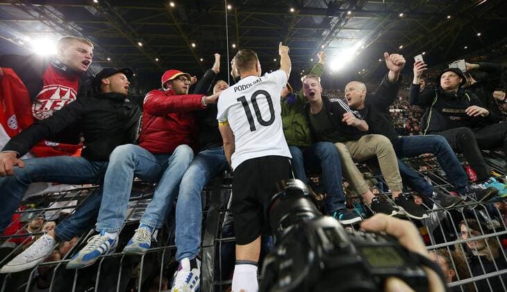 Fußball Länderspiel: Deutschland - England am 22.03.2017, International Friendly Länderspiel Germany - England, Signal Iduna Park Dortmund, Germany, xmdx, freundschaftsspiel, testspiel, germany, england, dfb, nationalmannschaft, die mannschaft, Lukas PODOLSKI (10, Deutschland, Germany) weird bei den Fans gefeiert Deutschland - England