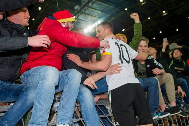 Dortmund, Germany 22.03.2017, Laenderspiel, Deutschland - England, Lukas Podolski (GER) bie den fans ( DeFodi001