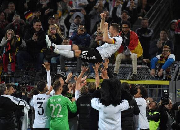 22.03.2017, Fussball Laenderspiel 2017, Deutschland - England, Die Spieler lassen Lukas Podolski (Deutschland) Hochleben