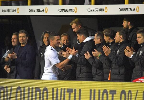 22.03.2017, Fussball Test-Länderspiel, Deutschland - England, in Dortmund, Signal-Iduna-Park-Stadion Dortmund, Lukas Podolski (Deutschland) bedankt sich nach dem Spiel bei den Kameraden. 