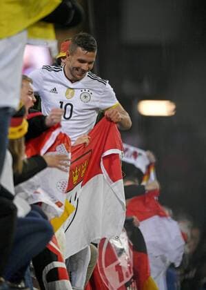 22.03.2017, Fussball Test-Länderspiel, Deutschland - England, in Dortmund, Signal-Iduna-Park-Stadion Dortmund, Nach dem Spiel bei der Ehrendrunde bedankt sich Lukas Podolski (lDeutschland) bei allen Fans auf dem zaun. 