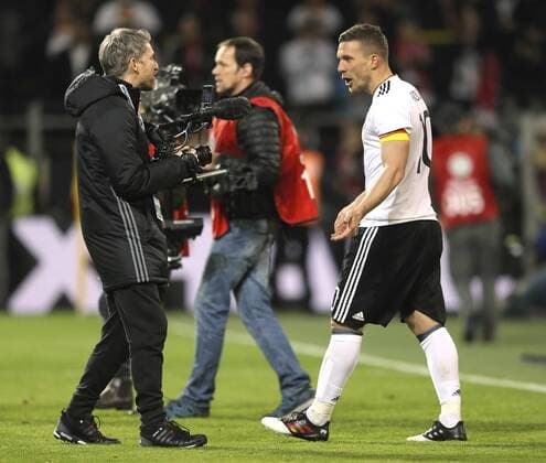 Foto : Abschied für , und von Lukas Podolski ( Deutschland ) , nach dem Schlusspfiff läuft er eine Ehrenrunde und grüsst die Fans Fussball Länderspiel am Mi. 22.03.2017 Deutschland - England 1 - 0