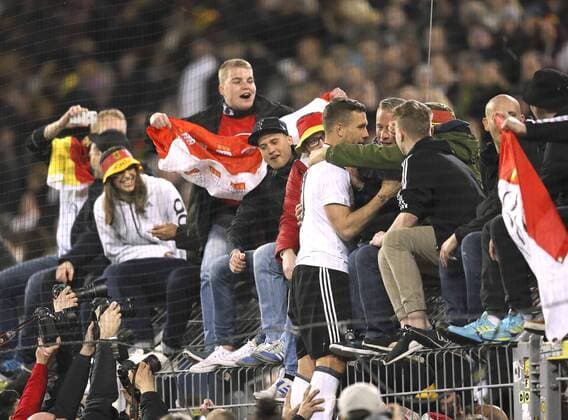 Foto : Abschied für , und von Lukas Podolski ( Deutschland ) , nach dem Schlusspfiff läuft er eine Ehrenrunde und grüsst die Fans Fussball Länderspiel am Mi. 22.03.2017 Deutschland - England 1 - 0