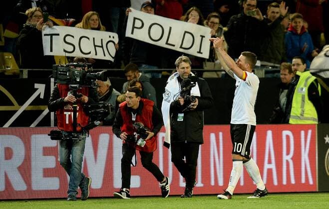 22.03.2017, xfux, Fussball Freundschaftsspiel, Deutschland - England, emspor, v.l. Lukas Podolski (Deutsche Fussball Nationalmannschaft DFB) jubeln jubelt nach Spielende. Dortmund