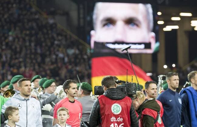Lukas PODOLSKI, DFB 10 singt, singen Hymne, Nationalhymne, Song, Deutschlandlied DEUTSCHLAND - ENGLAND ( - ) Freundschaftsspiel, friendly match, Abschiedsspiel Lukas Podolski, Deutsche Fussball Nationalmannschaft, DFB am 22.03.2017 in Dortmund.