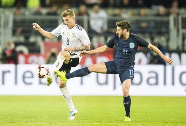 Toni KROOS, DFB 8 Zweikampf , Aktion um den Ball gegen Adam LALLANA, England 11 DEUTSCHLAND - ENGLAND ( - ) Freundschaftsspiel, friendly match, Abschiedsspiel Lukas Podolski, Deutsche Fussball Nationalmannschaft, DFB am 22.03.2017 in Dortmund.