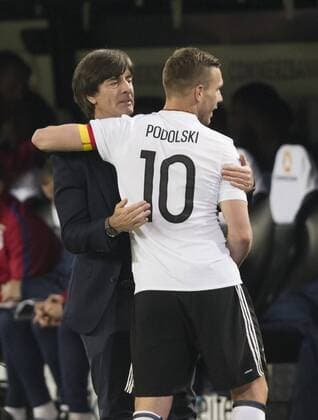 Lukas PODOLSKI, DFB 10 DFB Bundestrainer Joachim Jogi LOEW, LÖW,Einwechslung, Auswechslung, Wechsel, Spielerwechsel DEUTSCHLAND - ENGLAND ( - ) Freundschaftsspiel, friendly match, Abschiedsspiel Lukas Podolski, Deutsche Fussball Nationalmannschaft, DFB am 22.03.2017 in Dortmund.