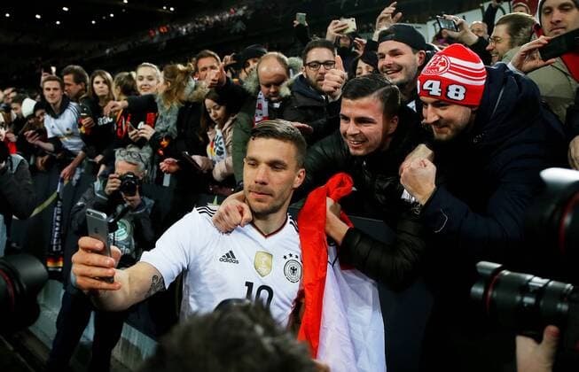 Dortmund Fußball Länderspiel Deutschland vs. England, Lukas Podolski (GER) macht Selfies mit den Fans