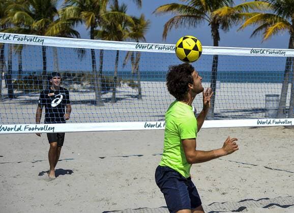 Tennisspieler beim Fußballtennis in Key Biscayne Portuguese tennis player Joao Sousa plays volleyball and soccer at the Crandon Park beach in Key Biscayanne, Florida, United States. 22 March 2017. TENNIS PLAYERS PLAY VOLLEYBALL IN MIAMI !ACHTUNG: NUR REDAKTIONELLE NUTZUNG!  Copyright: xGASTÓNxDExCÁRDENASx MIA005 20170322-636258238339372423