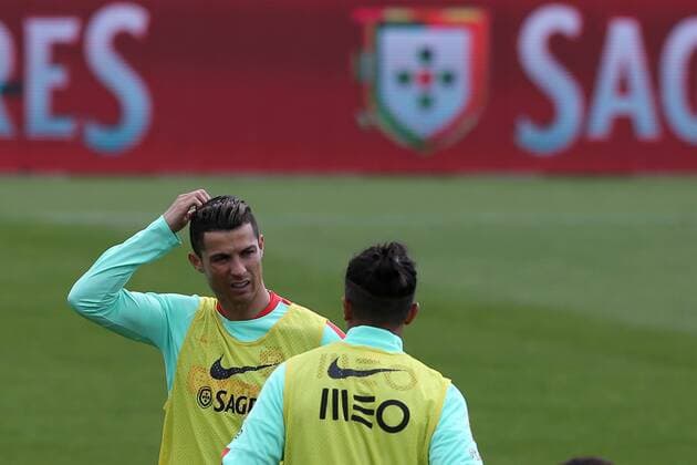 Fußball, Nationalteam Portugal, Training March 21, 2017 - Lisbon, Portugal - Portugals forward Cristiano Ronaldo chats with Portugals defender Bruno Alves during a training session at Cidade do Futebol (Football City) training camp in Oeiras, outskirts of Lisbon on March 21, 2017, ahead of the FIFA World Cup WM Weltmeisterschaft Fussball Russia 2018 qualifier match Portugal vs Hungary. Portugal s Football Team Training Session In Lisbon  - ZUMAn230 20170321_zaa_n230_451 Copyright: xPedroxFiuzax