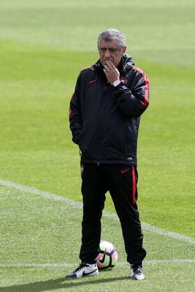 Fußball, Nationalteam Portugal, Training March 21, 2017 - Lisbon, Portugal - Portugals head coach Fernando Santos looks on during a training session at Cidade do Futebol (Football City) training camp in Oeiras, outskirts of Lisbon on March 21, 2017, ahead of the FIFA World Cup WM Weltmeisterschaft Fussball Russia 2018 qualifier match Portugal vs Hungary. Portugal s Football Team Training Session In Lisbon  - ZUMAn230 20170321_zaa_n230_459 Copyright: xPedroxFiuzax