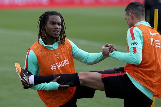 Fußball, Nationalteam Portugal, Training March 21, 2017 - Lisbon, Portugal - Portugals midfielder Renato Sanches (L ) strechs during a training session at Cidade do Futebol (Football City) training camp in Oeiras, outskirts of Lisbon on March 21, 2017, ahead of the FIFA World Cup WM Weltmeisterschaft Fussball Russia 2018 qualifier match Portugal vs Hungary. Portugal s Football Team Training Session In Lisbon  - ZUMAn230 20170321_zaa_n230_457 Copyright: xPedroxFiuzax
