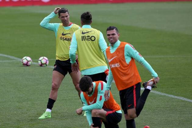 Fußball, Nationalteam Portugal, Training March 21, 2017 - Lisbon, Portugal - Portugals forward Cristiano Ronaldo (L ) and Portugals defender Pepe (R) attend a training session at Cidade do Futebol (Football City) training camp in Oeiras, outskirts of Lisbon on March 21, 2017, ahead of the FIFA World Cup WM Weltmeisterschaft Fussball Russia 2018 qualifier match Portugal vs Hungary. Portugal s Football Team Training Session In Lisbon  - ZUMAn230 20170321_zaa_n230_464 Copyright: xPedroxFiuzax