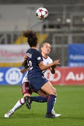 v.li.: Christiane (Paris Saint-Germain, PSG, 10) Gina Lewandowski (FC Bayern München, FCB, 2) im Zweikampf, Duell, duel, tackle, Dynamik, Action, Aktion, Fussball, UEFA Women s Champions League, FC Bayern München - Paris Saint-Germain, xslx