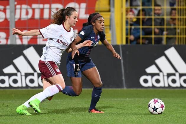 v.li.: Sara Ilonka Däbritz (Sara Daebritz, FC Bayern München, FCB, 33) Ashley Lawrence (Paris Saint-Germain, PSG, 12) im Zweikampf, Duell, duel, tackle, Dynamik, Action, Aktion, Fussball, UEFA Women s Champions League, FC Bayern München - Paris Saint-Germain, xslx