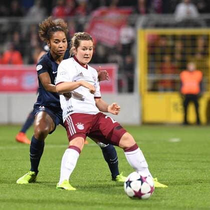 v.li.: Laura Georges (Paris Saint-Germain, PSG, 4) Nicole Rolser (FC Bayern München, FCB, 29) im Zweikampf, Duell, duel, tackle, Dynamik, Action, Aktion, Fussball, UEFA Women s Champions League, FC Bayern München - Paris Saint-Germain, xslx