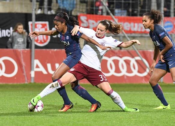 v.li.: Ashley Lawrence (Paris Saint-Germain, PSG, 12) Sara Ilonka Däbritz (Sara Daebritz, FC Bayern München, FCB, 33) im Zweikampf, Duell, duel, tackle, Dynamik, Action, Aktion, Fussball, UEFA Women s Champions League, FC Bayern München - Paris Saint-Germain, xslx