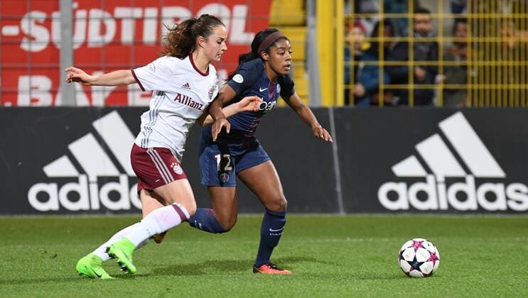 v.li.: Sara Ilonka Däbritz (Sara Daebritz, FC Bayern München, FCB, 33) Ashley Lawrence (Paris Saint-Germain, PSG, 12) im Zweikampf, Duell, duel, tackle, Dynamik, Action, Aktion, Fussball, UEFA Women s Champions League, FC Bayern München - Paris Saint-Germain, xslx
