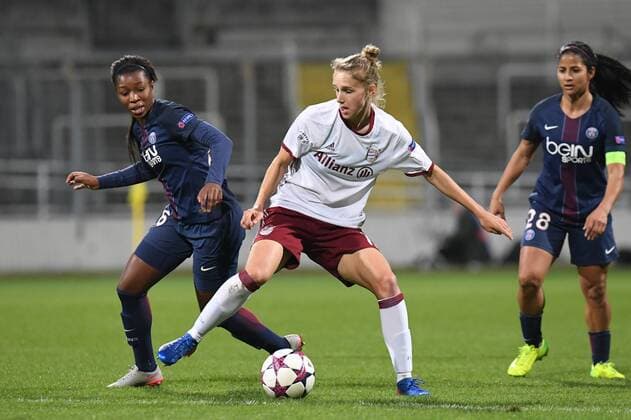 v.li.: Grace Geyoro (Paris Saint-Germain, PSG, 26) Vivianne Miedema (FC Bayern München, FCB, 10) im Zweikampf, Duell, duel, tackle, Dynamik, Action, Aktion, Fussball, UEFA Women s Champions League, FC Bayern München - Paris Saint-Germain, xslx