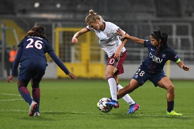 v.li.: Grace Geyoro (Paris Saint-Germain, PSG, 26) Vivianne Miedema (FC Bayern München, FCB, 10) Shirley CRUZ TRANA (Paris Saint-Germain, PSG, 28) im Zweikampf, Duell, duel, tackle, Dynamik, Action, Aktion, Fussball, UEFA Women s Champions League, FC Bayern München - Paris Saint-Germain, xslx
