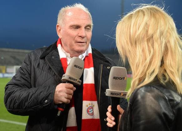 v.li.: Präsident Uli Hoeneß (FC Bayern) beim Interview, TV, Fernsehen, Mikrofon, Fussball, UEFA Women s Champions League, FC Bayern München - Paris Saint-Germain, xslx