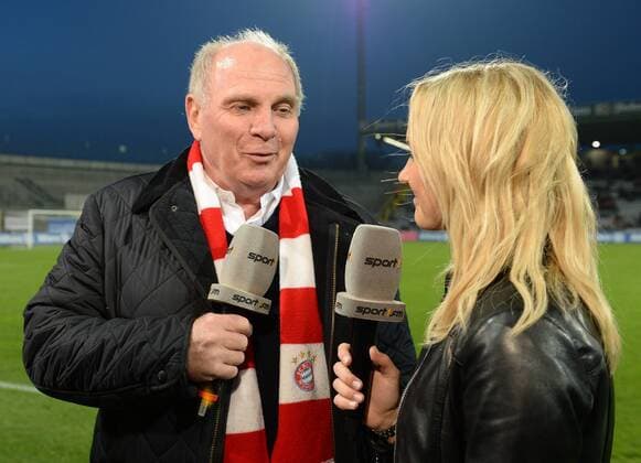 v.li.: Präsident Uli Hoeneß (FC Bayern) beim Interview, TV, Fernsehen, Mikrofon, Fussball, UEFA Women s Champions League, FC Bayern München - Paris Saint-Germain, xslx
