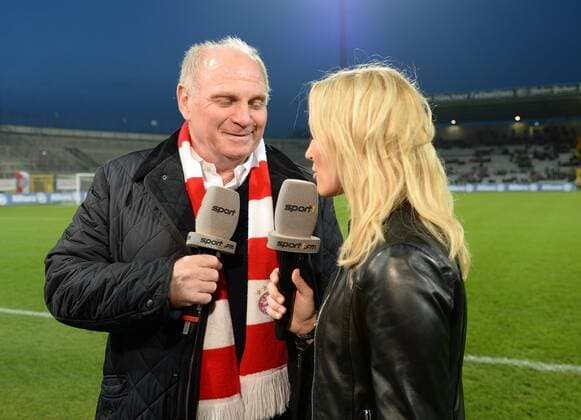 v.li.: Präsident Uli Hoeneß (FC Bayern) beim Interview, TV, Fernsehen, Mikrofon, Fussball, UEFA Women s Champions League, FC Bayern München - Paris Saint-Germain, xslx