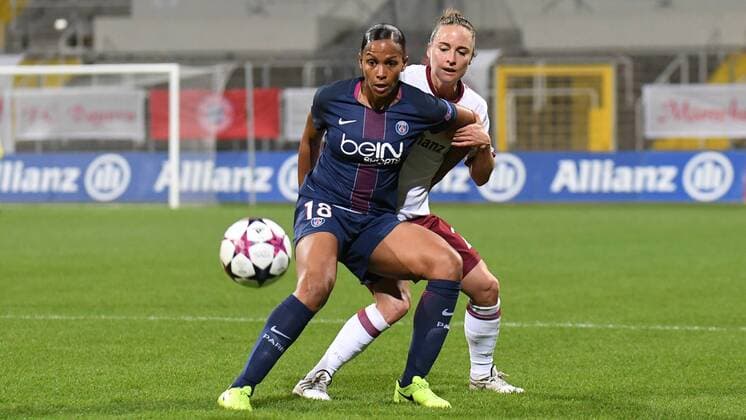 v.li.: Marie-Laure Delie (Paris Saint-Germain, PSG, 18) Gina Lewandowski (FC Bayern München, FCB, 2) im Zweikampf, Duell, duel, tackle, Dynamik, Action, Aktion, Fussball, UEFA Women s Champions League, FC Bayern München - Paris Saint-Germain, xslx