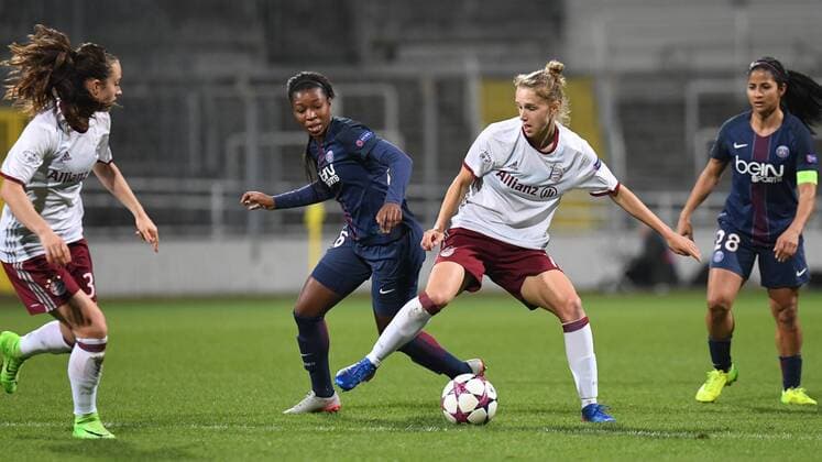 v.li.: Grace Geyoro (Paris Saint-Germain, PSG, 26) Vivianne Miedema (FC Bayern München, FCB, 10) im Zweikampf, Duell, duel, tackle, Dynamik, Action, Aktion, Fussball, UEFA Women s Champions League, FC Bayern München - Paris Saint-Germain, xslx