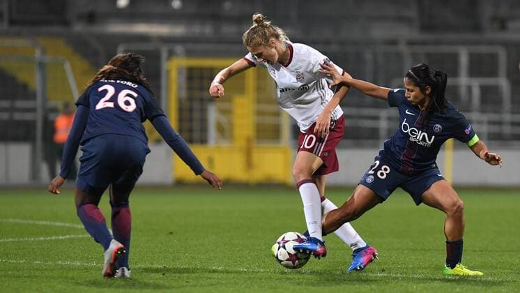 v.li.: Grace Geyoro (Paris Saint-Germain, PSG, 26) Vivianne Miedema (FC Bayern München, FCB, 10) Shirley CRUZ TRANA (Paris Saint-Germain, PSG, 28) im Zweikampf, Duell, duel, tackle, Dynamik, Action, Aktion, Fussball, UEFA Women s Champions League, FC Bayern München - Paris Saint-Germain, xslx