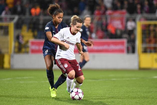 v.li.: Laura Georges (Paris Saint-Germain, PSG, 4) Nicole Rolser (FC Bayern München, FCB, 29) im Zweikampf, Duell, duel, tackle, Dynamik, Action, Aktion, Fussball, UEFA Women s Champions League, FC Bayern München - Paris Saint-Germain, xslx