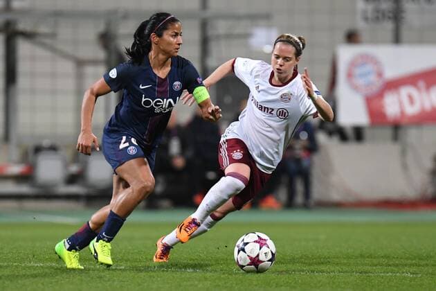 v.li.: Grace Geyoro (Paris Saint-Germain, PSG, 26) Katharina Baunach (FC Bayern München, FCB, 6) im Zweikampf, Duell, duel, tackle, Dynamik, Action, Aktion, Fussball, UEFA Women s Champions League, FC Bayern München - Paris Saint-Germain, xslx