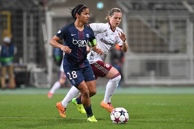 v.li.: Grace Geyoro (Paris Saint-Germain, PSG, 26) Katharina Baunach (FC Bayern München, FCB, 6) im Zweikampf, Duell, duel, tackle, Dynamik, Action, Aktion, Fussball, UEFA Women s Champions League, FC Bayern München - Paris Saint-Germain, xslx