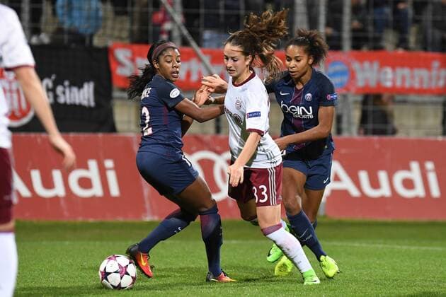 v.li.: Ashley Lawrence (Paris Saint-Germain, PSG, 12) Sara Ilonka Däbritz (Sara Daebritz, FC Bayern München, FCB, 33) Laura Georges (Paris Saint-Germain, PSG, 4) im Dreikampf, Duell, duel, tackle, Dynamik, Action, Aktion, Fussball, UEFA Women s Champions League, FC Bayern München - Paris Saint-Germain, xslx