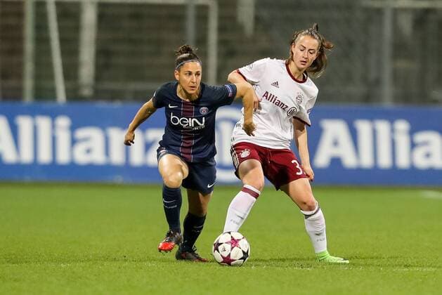 Muenchen, Germany, 23.03.2017, Champions League Viertelfinale, Frauen, FC Bayern Muenchen - Paris Saint-Germain, Sara Daebritz (FCB) und Veronica Boquete (PSG) im Zweikampf ( DeFodi507