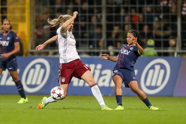 Muenchen, Germany, 23.03.2017, Champions League Viertelfinale, Frauen, FC Bayern Muenchen - Paris Saint-Germain, Carina Wenninger (FCB) und Grace Geyoro (PSG) im Zweikampf ( DeFodi507