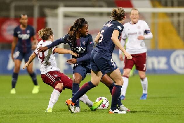 Muenchen, Germany, 23.03.2017, Champions League Viertelfinale, Frauen, FC Bayern Muenchen - Paris Saint-Germain, Grace Geyoro (PSG), Sabrina Delannoy (PSG) und Nicole Rolser (FCB) im Zweikampf ( DeFodi507